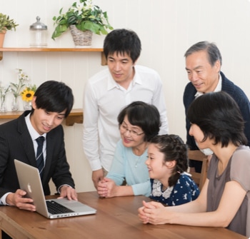 スタッフが利用者ご家族に説明をする様子