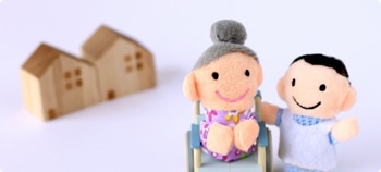 介護士と利用者さま人形