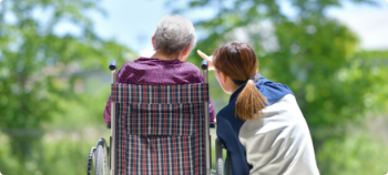 介護士と車いすの女性