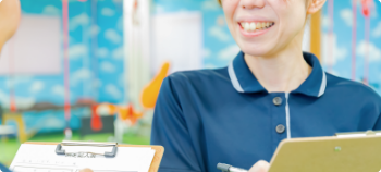 職員女性　笑顔