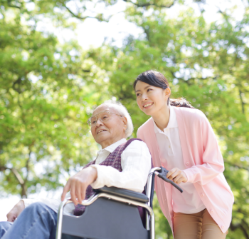 車椅子を押す介護士